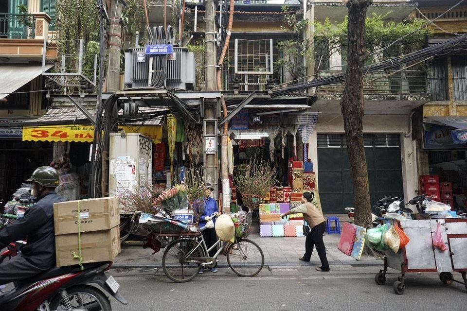 Một người bán đào trên phố Hàng Chiếu.