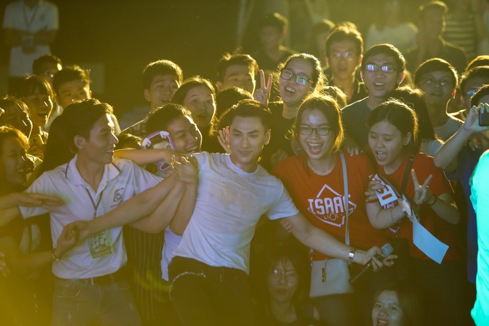 Khán giả không bỏ lỡ bất kỳ giây phút nào để được chụp hình cùng thần tượng. Isaac đang hát rất sung cũng phải ngưng lại trước sự hâm mộ cuồng nhiệt từ khán đài. Cựu trưởng nhóm chia sẻ 3 lý do đồng ý tái hợp cùng Xmen là: nhãn hàng có các sản phẩm riêng phù hợp với phong cách của từng người. 365 cũng thích thông điệp về cá tính, sự trẻ trung và khuyến khích mỗi người thể hiện phong cách cá nhân của Xmen. 365 đồng tình với quan điểm này, khi thể hiện phong cách bạn sẽ thêm tự tin - tố chất quan trọng của một người đàn ông đích thực.