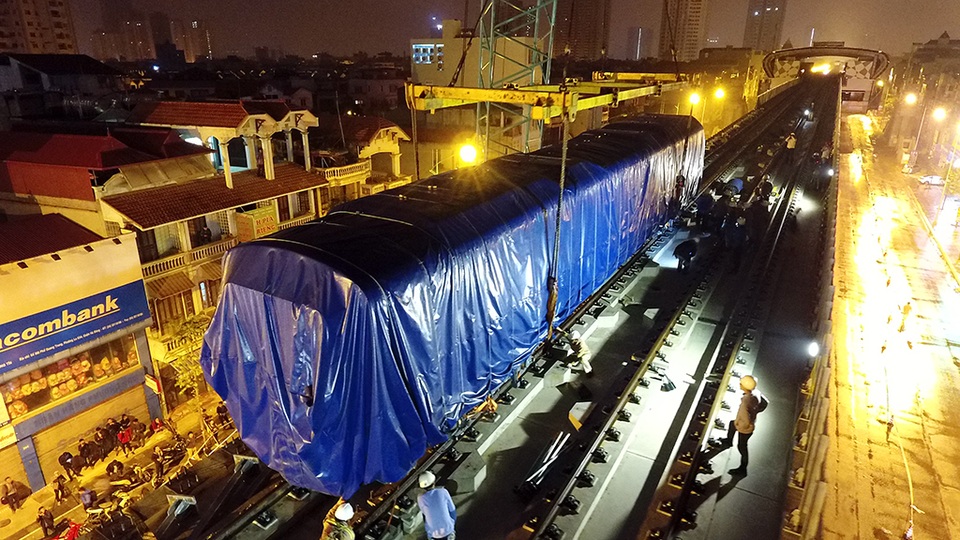 Xem cần cẩu khổng lồ đưa toa tàu lên đường sắt trên cao Cát Linh - Hà Đông - 14
Sau khoảng 2 tiếng kể từ khi được di chuyển đến ga. Đầu máy đã nằm gon trên mặt đường ray với sự chính xác tuyệt đối.