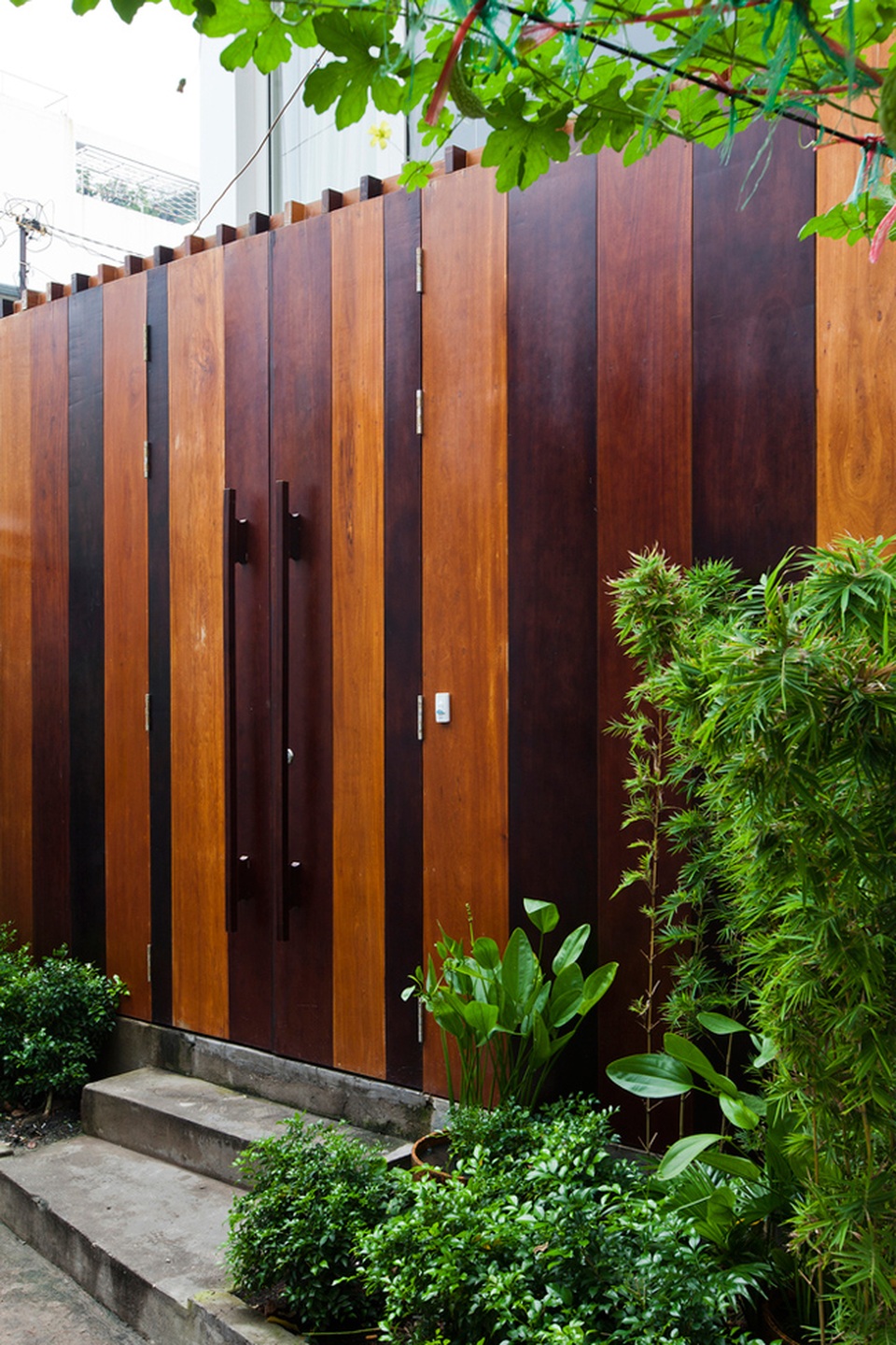 Nhà 32m2 trong hẻm ở Sài Gòn đẹp không khác gì biệt thự mặt tiền - 14 Mặt tiền của ngôi nhà được thiết kế gồm 2 lớp: lớp gỗ trang trí bên ngoài, tạo diện mạo độc đáo, nổi bật...