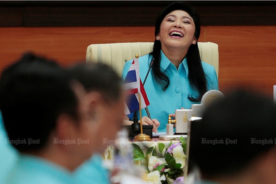 Yingluck Shinawatra: Người liên tục khiến chính trường Thái Lan "dậy sóng" - 14
Bà Yingluck cười sảng khoái trong một cuộc họp nội các tại Đại học Kamphaeng Phet Rajabhat (Kamphaeng Phet, Thái Lan) ngày 10/6/2013. Ảnh: Bangkok Post