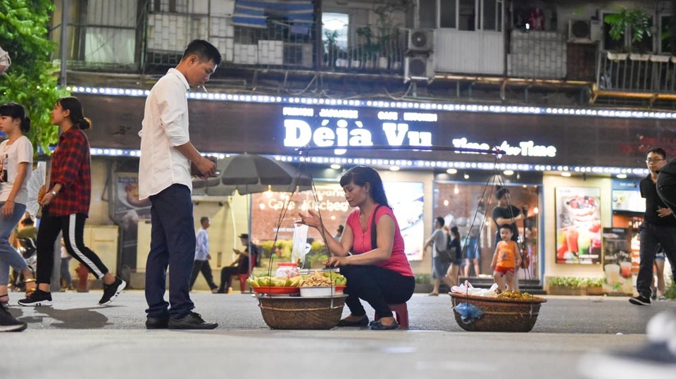 Hàng rong bủa vây phố đi bộ hồ Gươm - 10
... đến gánh hoa quả cũng có thể tham gia buôn bán trên phố đi bộ.