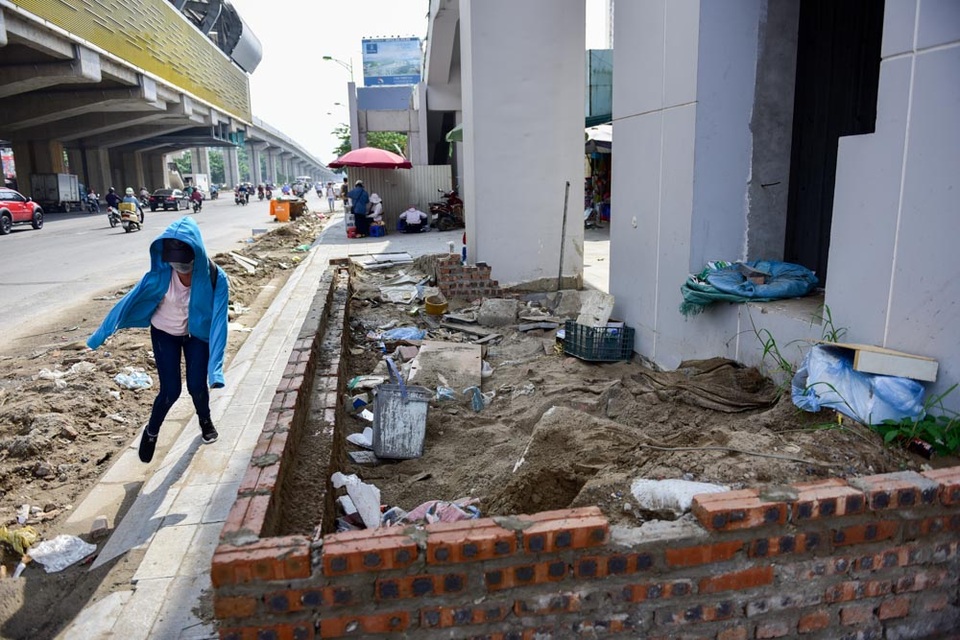 Nhiều rác thải xuất hiện dưới đường sắt trên cao Cát Linh - Hà Đông - 10 
Phía dưới một lối dẫn lên nhà ga đường sắt trên cao, phần vỉa hè còn lại cho người đi bộ rất hẹp.