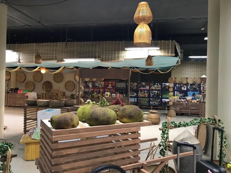 Đại diện của Trung tâm Thương mại Hà Nội – Mátxcơva cho biết, không kể hàng hoá của gần chục công ty, nhà hàng Việt tham gia Festival, riêng Trung tâm đưa 40m3 hàng hoá từ Việt Nam sang bằng đường hàng không để phục vụ cho Lễ hội này.