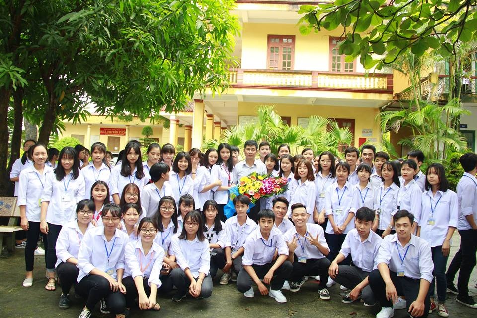 Xúc động hình ảnh nghìn học sinh bịn rịn chia tay thầy Hiệu trưởng - 13 Xúc động hình ảnh nghìn học sinh bịn rịn chia tay thầy Hiệu trưởng - 13
