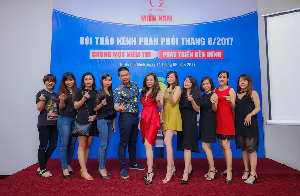 Bà chủ lô mỹ phẩm 11 tỷ đồng dụ dỗ "bà mẹ bỉm sữa" bằng chiêu trò gì? - 4
Hàng loạt các Hội thảo kênh phân phối được doanh nghiệp của bà Nguyễn Thu Trang tổ chức hoành tráng (Ảnh: IT)