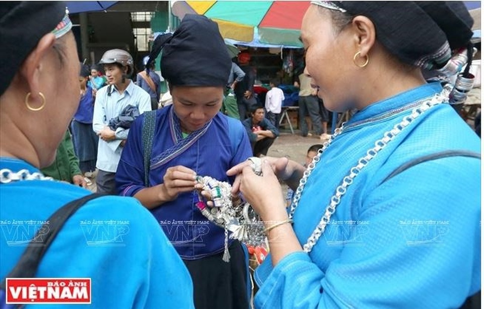 Chân dung người chạm bạc cuối cùng trên đỉnh núi Pờ Lỳ Ngài - 14 Nhiều phụ nữ dân tộc Nùng đi chợ phiên Vinh Quang đều bị lôi cuốn bởi những bộ trang sức bạc do con cháu ông Tờ bán.