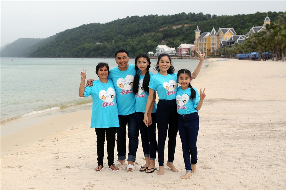 Có một điểm đến ở Phú Quốc khiến các gia đình sao Việt thi nhau “check-in” - 13
Cũng giống như bất cứ du khách nào đến với khu nghỉ dưỡng mới tốt nhất châu Á 2017 trên đảo Phú Quốc, các gia đình sao đều không quên check-in bãi biển cát trắng mịn như kem của resort.