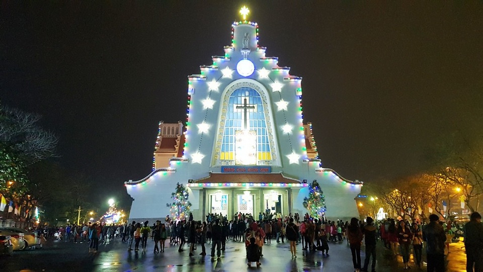 Rộn ràng đêm Noel khắp cả nước - 78
Hàng ngàn người đã đổ về các nhà thờ lớn tại Huế vui chơi đêm Noel