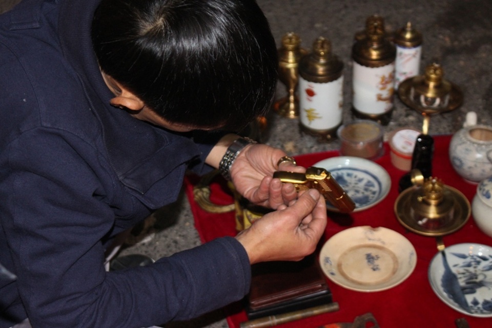 Chiêm ngưỡng gà gỗ quý hiếm giá bạc triệu ở chợ đồ cổ - 14 Chiêm ngưỡng gà gỗ quý hiếm giá bạc triệu ở chợ đồ cổ - 14