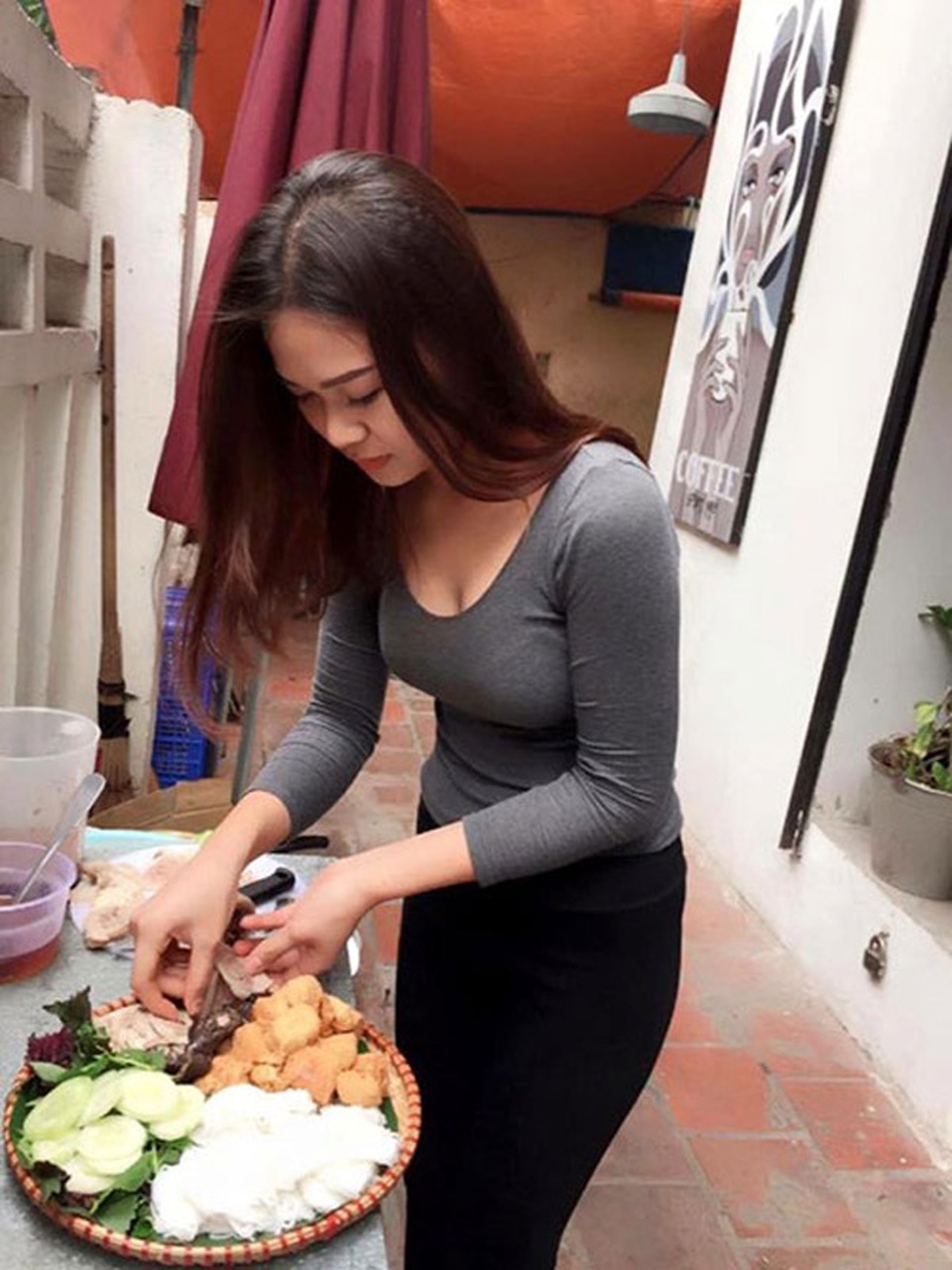 5 cô gái bán rau, bán thịt "gây bão" mạng vì quá xinh đẹp - 15
Khoảnh khắc cặm cụi chuẩn bị bún đậu cho khách được chụp lại khiến cô gái có tên Bạch Trà My bất ngờ nổi như cồn trên mạng xã hội.