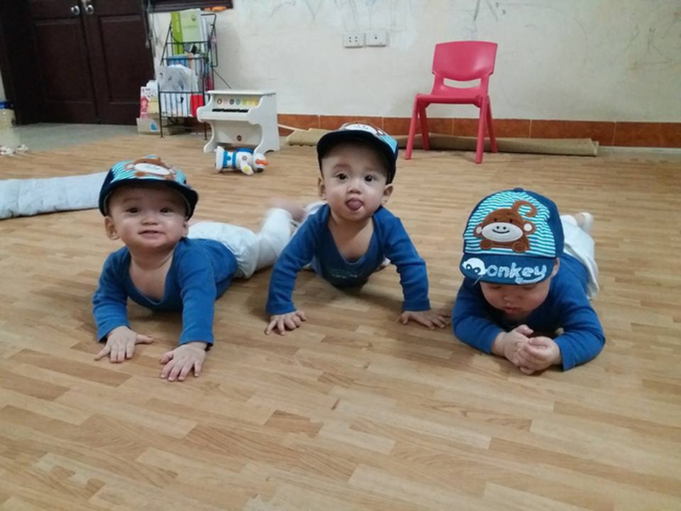 Những hình ảnh mới về 3 bé sinh cùng trứng hiếm gặp 200 triệu ca mới có 1 trên thế giới - 15 Những hình ảnh mới về 3 bé sinh cùng trứng hiếm gặp 200 triệu ca mới có 1 trên thế giới - 15
