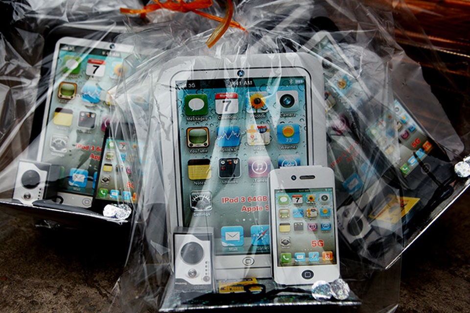 "Xế hộp, iPhone" ế ẩm, thời trang địa phủ thăng hoa tháng "cô hồn" - 5
Các mặt hàng xa xỉ như điện thoại iphone, ipad… cho người âm ít được bày bán