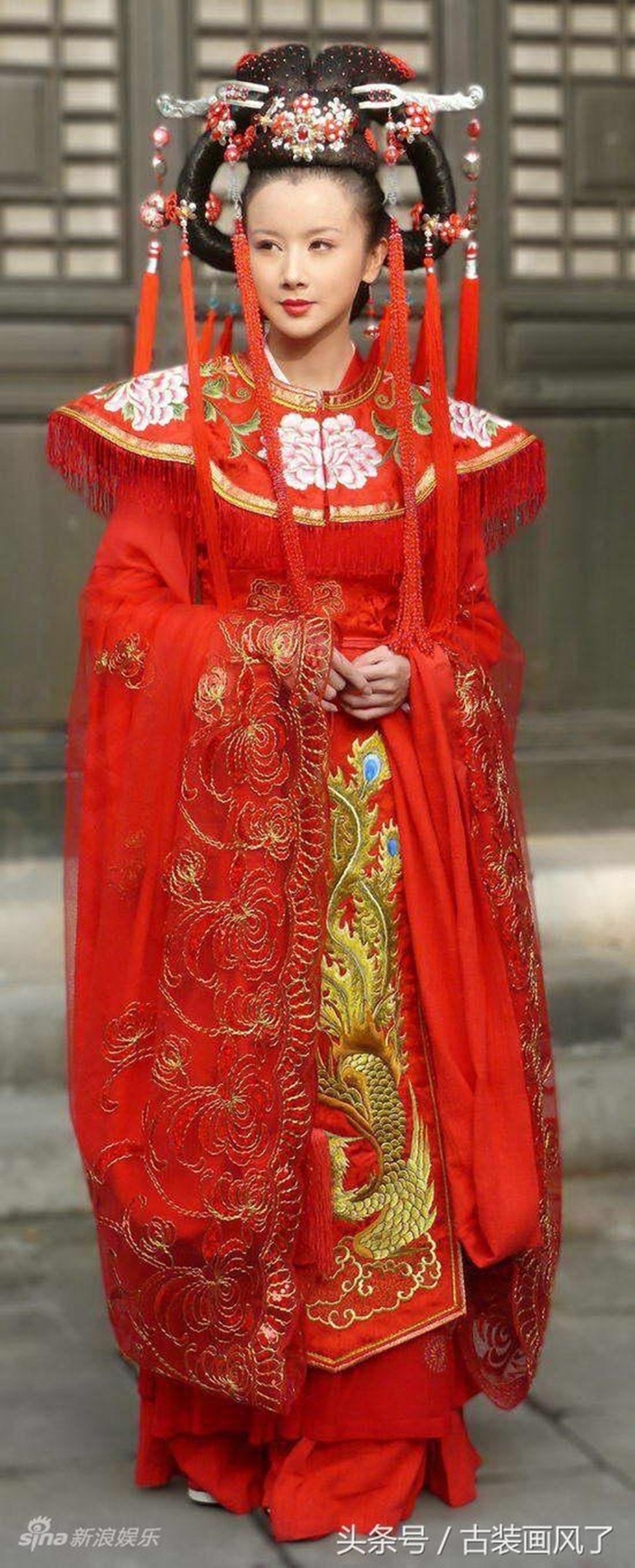 Mỹ nhân Hoa suýt "gãy cổ" vì những búi tóc khổng lồ - 15 Mỹ nhân Hoa suýt "gãy cổ" vì những búi tóc khổng lồ - 15