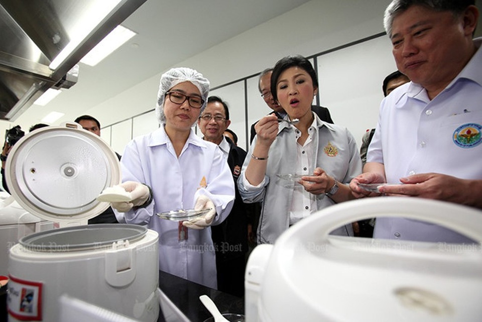 Yingluck Shinawatra: Người liên tục khiến chính trường Thái Lan "dậy sóng" - 15
Bà Yingluck kiểm tra một công ty của Tập đoàn Charoen Pokphand - tập đoàn sản xuất gạo thương hiệu Royal Umbrella tại quận Nakhon Luang (Ayutthaya, Thái Lan) ngày 18/7/2013. Nữ Thủ tướng nếm thử cơm nấu từ gạo của công ty để gia tăng sự tin tưởng của người dân đối với gạo nội địa, sau khi có báo cáo cho rằng một số thương hiệu gạo có thể đã bị nhiễm hóa chất. Ảnh: Bangkok Post