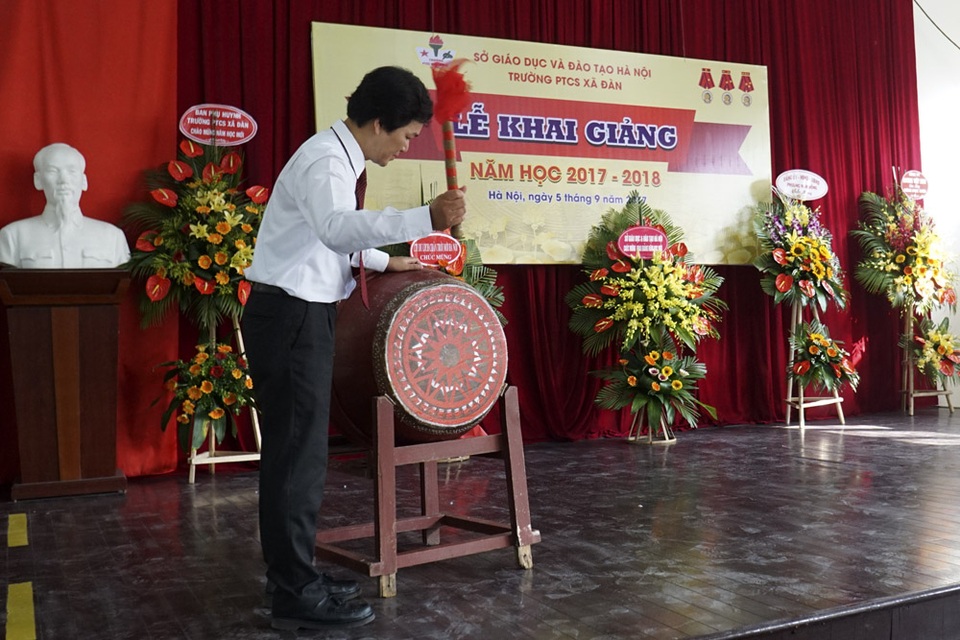 Lễ khai giảng đặc biệt ở ngôi trường hát Quốc ca bằng tay - 15
Thầy hiệu trưởng Phạm Văn Hoan gióng trống khai giảng năm học mới.