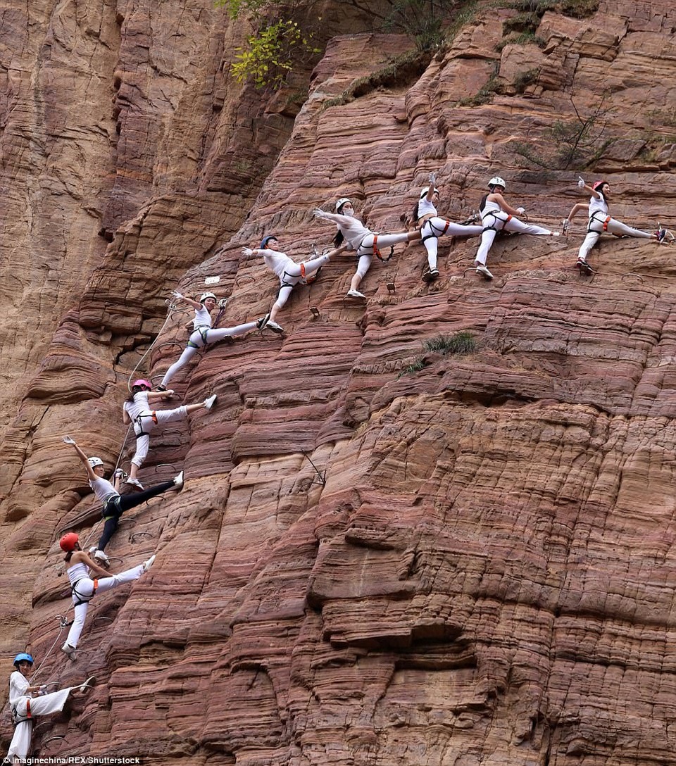 Màn trình diễn yoga tập thể cực liều và cực đẹp trên vách núi - 5
Các cô gái treo mình trên vách núi dựng đứng.