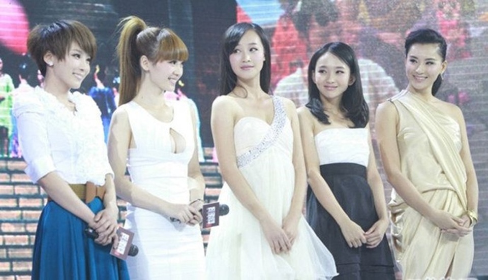 Thiên thần vòng 1 khiến các mỹ nữ showbiz "xanh mặt" khi dự sự kiện - 5 Thiên thần vòng 1 khiến các mỹ nữ showbiz "xanh mặt" khi dự sự kiện - 5