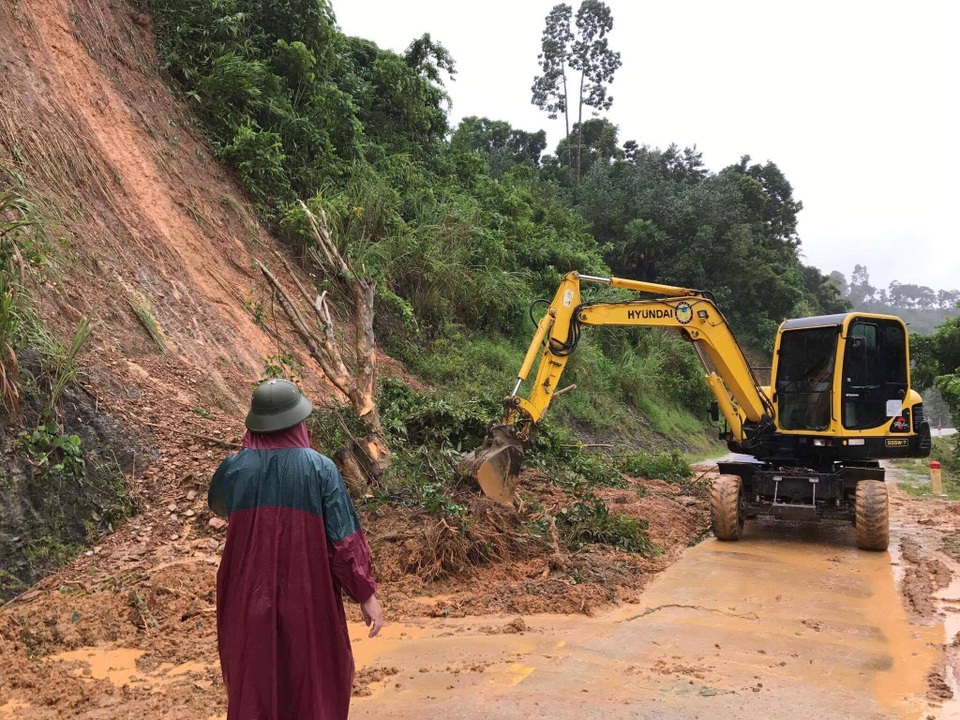 Vỡ đê, hàng trăm nhà dân chìm trong nước lũ - 12 Vỡ đê, hàng trăm nhà dân chìm trong nước lũ - 12