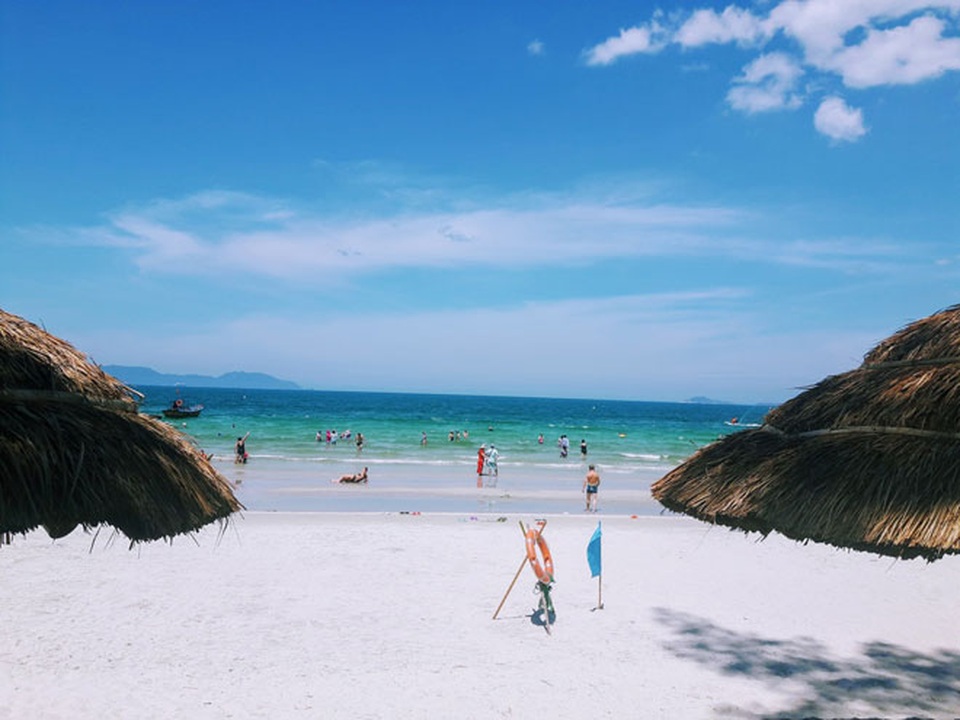 Ở Nha Trang có một bãi biển đẹp "thần sầu", chẳng kém gì Hawai - 5 Cảnh sắc ở Dốc Lết hệt như một bức tranh với gam màu chủ đạo trắng - xanh phối hợp đẹp mắt