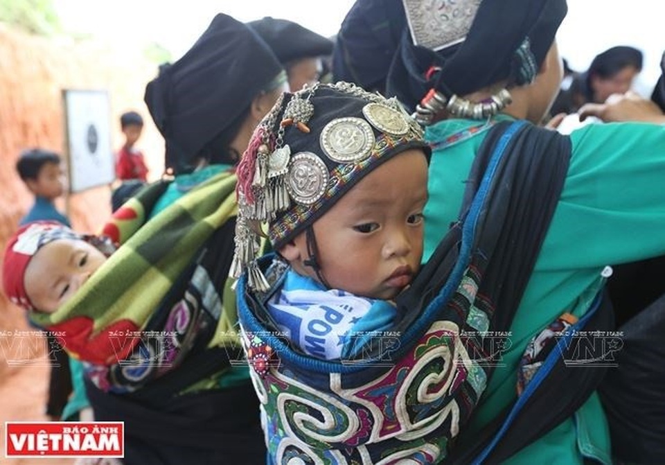 Chân dung người chạm bạc cuối cùng trên đỉnh núi Pờ Lỳ Ngài - 15 Một chiếc mũ đội đầu dành cho trẻ em dân tộc Nùng với hàng trăm chi tiết được ông Tờ chế tác bằng bạc.