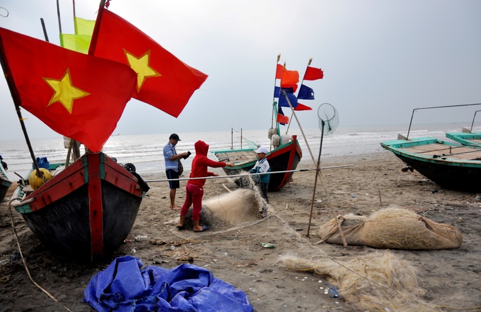 Ngư dân "thắng lớn" trong chuyến đi biển đầu năm - 15 Nhiều ngư dân khác cũng đang thu lưới, chuẩn bị cho ngày khởi hành mới.