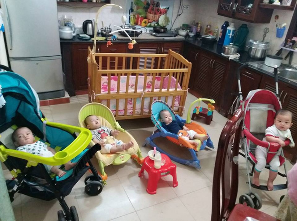 Những hình ảnh mới về 3 bé sinh cùng trứng hiếm gặp 200 triệu ca mới có 1 trên thế giới - 16 Những hình ảnh mới về 3 bé sinh cùng trứng hiếm gặp 200 triệu ca mới có 1 trên thế giới - 16