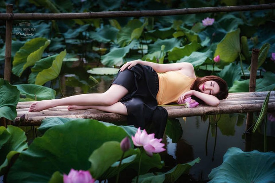 Gái trẻ buông lơi dây yếm, lả lướt khoe sắc cùng sen - 16
Không ít cô gái muốn lưu khoảnh khắc đẹp bên sen vào lúc đêm muộn (ảnh: Lương Trung Kiên).