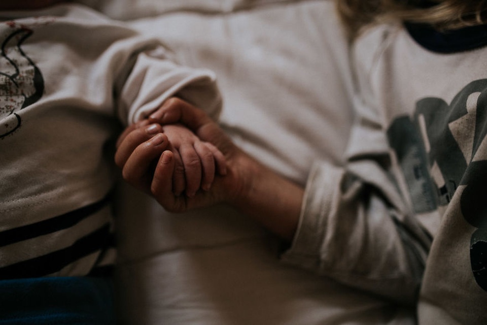 Chị em ta nắm nhau thật chặt