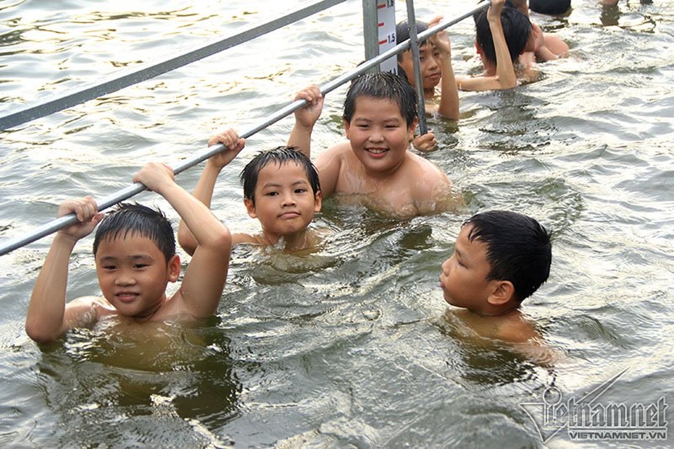 Ao tù hô biến thành bể bơi hút U60 "vùng vẫy" - 16 Ao tù hô biến thành bể bơi hút U60 "vùng vẫy" - 16