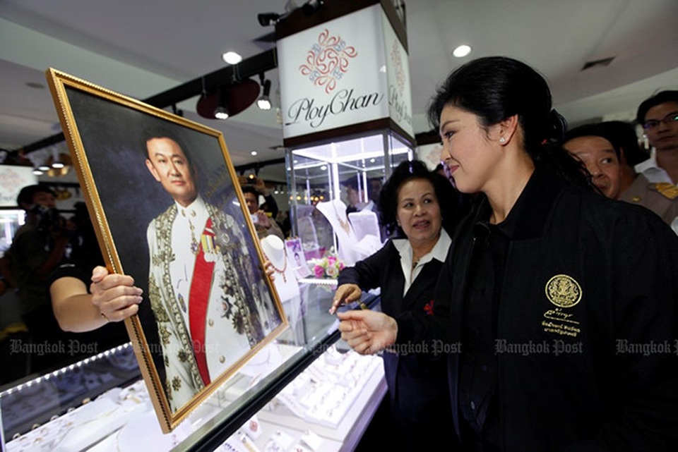 Yingluck Shinawatra: Người liên tục khiến chính trường Thái Lan "dậy sóng" - 16
Bà Yingluck kí tên vào bức ảnh của anh trai mình, cựu Thủ tướng Thái Lan đang lưu vong Thaksin Shinawatra tại một cửa hàng trang sức vào ngày 6/11/2013. Ảnh: Bangkok Post