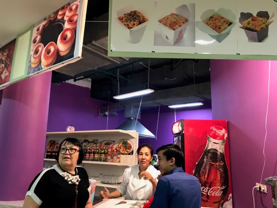 Ngoài các công ty, nhà hàng Việt, còn có một số nhà hàng chuyên món Nhật, Hàn Quốc, đồ ăn châu Á hứa hẹn tạo nên không gian ẩm thực phong phú, giao thoa đa dạng giữa các nền văn hóa. Trong ảnh, một phụ nữ người Kiergidia (một nước Trung Á thuộc Liên Xô cũ) đang chuẩn bị quầy hàng của mình tại Festival.