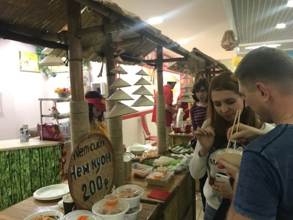 Rực rỡ Festival thức ăn đường phố Việt tại Nga - 16
Nem Việt hấp dẫn đến mức không kịp đi về bàn.