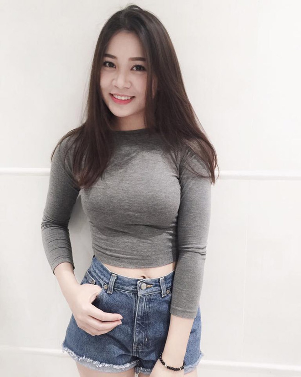 5 cô gái bán rau, bán thịt "gây bão" mạng vì quá xinh đẹp - 17
Trong những bức ảnh đời thường, Trà My xinh đẹp không kém hot girl. Cô sở hữu vòng một đầy đặn và vòng eo con kiến nhiều người mơ ước.