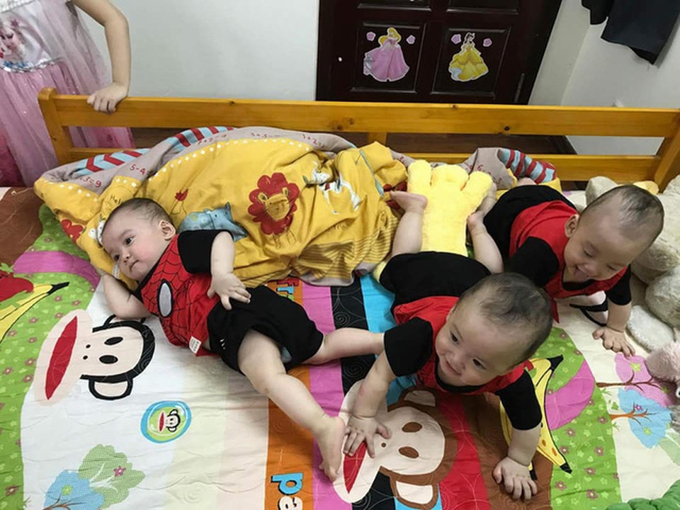 Những hình ảnh mới về 3 bé sinh cùng trứng hiếm gặp 200 triệu ca mới có 1 trên thế giới - 17 Những hình ảnh mới về 3 bé sinh cùng trứng hiếm gặp 200 triệu ca mới có 1 trên thế giới - 17