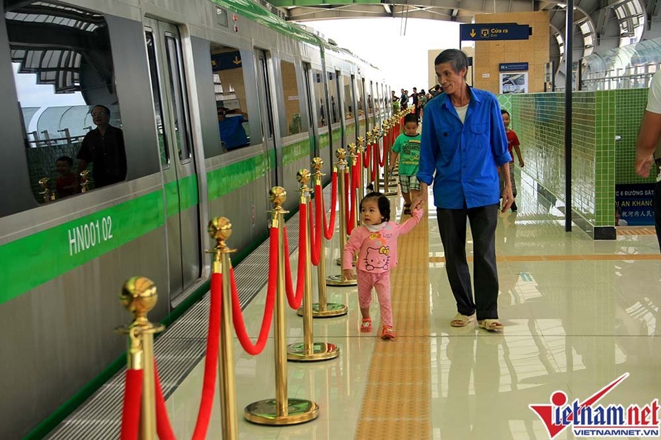 Nhiều bất tiện ở tuyến đường sắt trên cao Cát Linh-Hà Đông - 16
Nhà ga mở cửa tham quan trong vòng 1 tháng, thời gian vào thứ 3, thứ 4, thứ 6 và thứ 7. Buổi sáng từ 9h - 11h; buổi chiều từ 14h - 16h; ngày thứ 7 từ 9h - 15h
