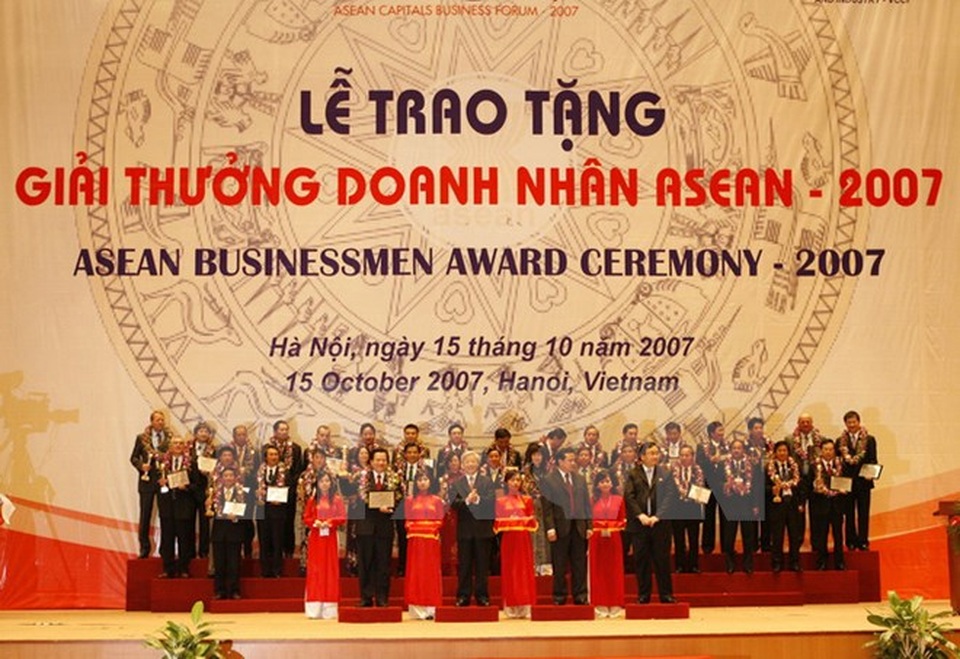 50 năm ngày thành lập ASEAN - những sự kiện đáng nhớ - 17
Lễ trao Giải thưởng doanh nhân ASEAN 2007 tại Trung tâm Hội nghị Quốc gia (Hà Nội), ngày 15/10/2007. (Ảnh: Trí Dũng/TTXVN)