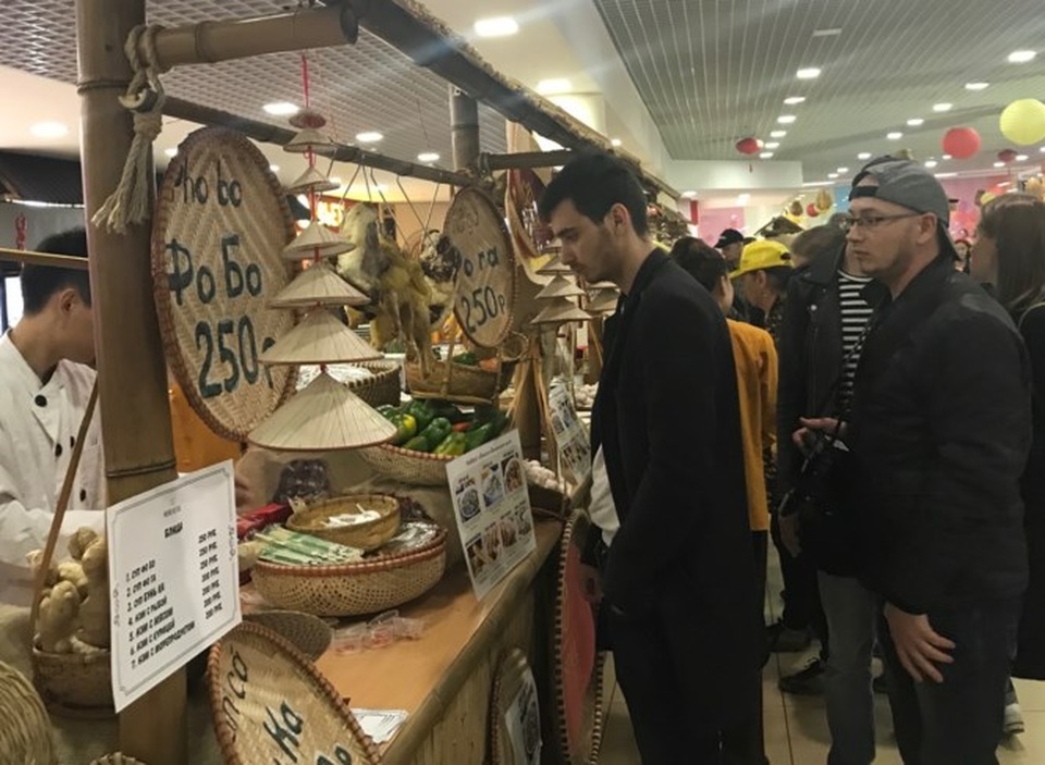 Rực rỡ Festival thức ăn đường phố Việt tại Nga - 17
Phở bò, Bún Huế, Bánh mì kẹp giò chả… hút khách.