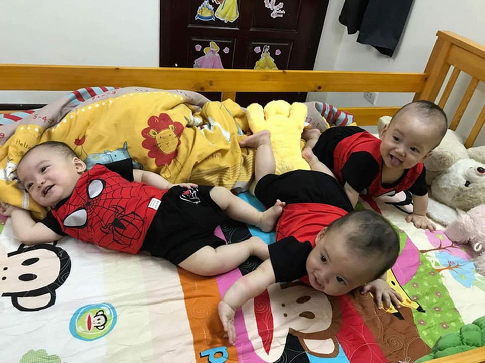 Những hình ảnh mới về 3 bé sinh cùng trứng hiếm gặp 200 triệu ca mới có 1 trên thế giới - 18 Những hình ảnh mới về 3 bé sinh cùng trứng hiếm gặp 200 triệu ca mới có 1 trên thế giới - 18