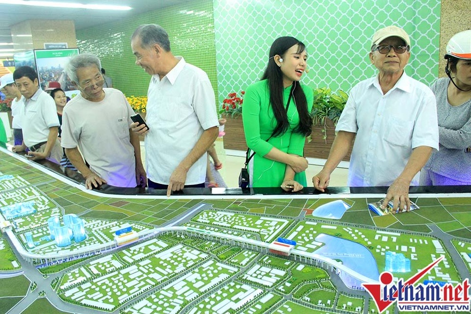 Nhiều bất tiện ở tuyến đường sắt trên cao Cát Linh-Hà Đông - 17
Ở mỗi tầng nhà ga đều có nhân viên hướng dẫn, giới thiệu, tiếp thu ý kiến góp ý về đoàn tàu