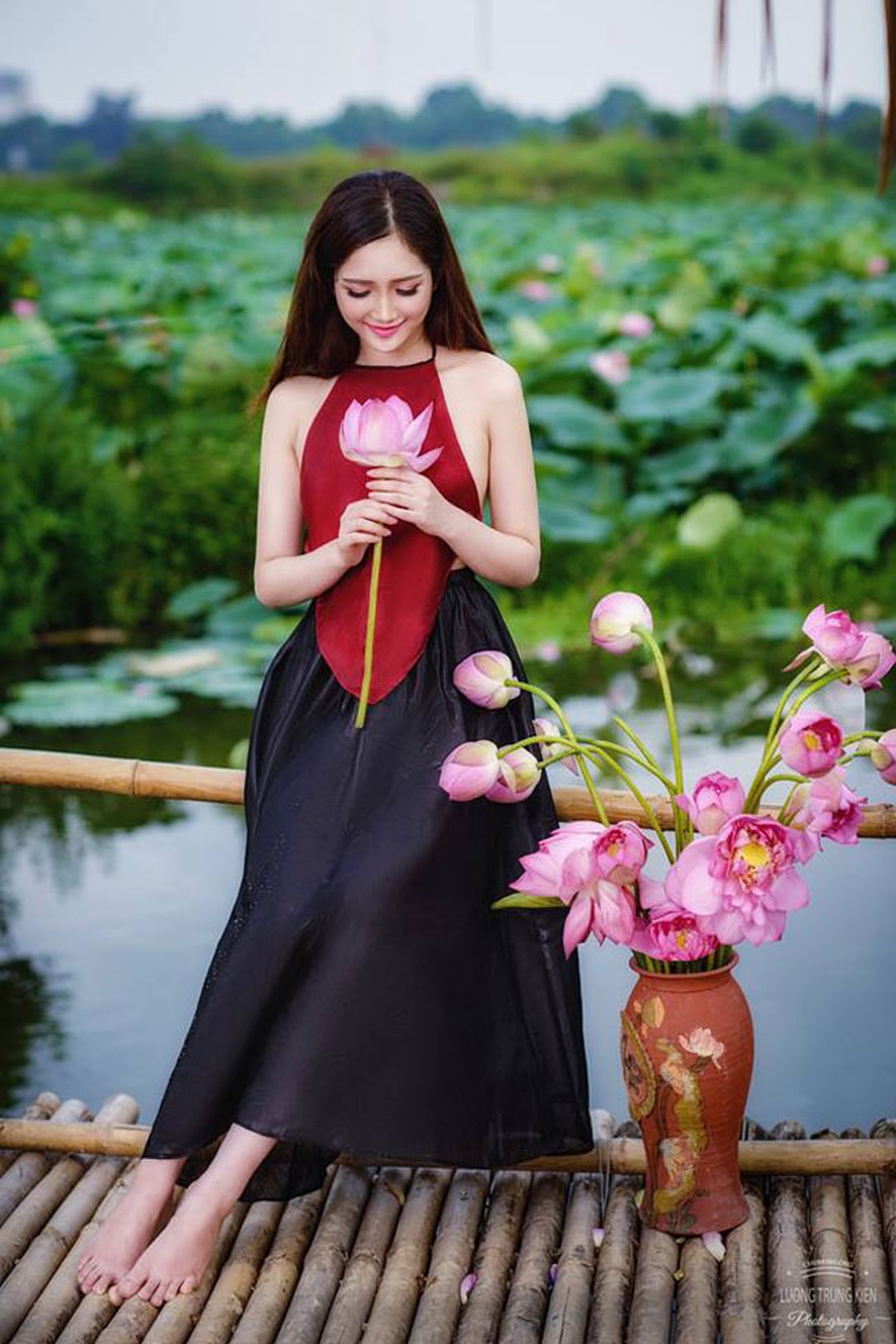 Gái trẻ buông lơi dây yếm, lả lướt khoe sắc cùng sen - 18
Khoảnh khắc giản dị mà đẹp mê hồn của thiếu nữ bên sen (ảnh: Lương Trung Kiên).