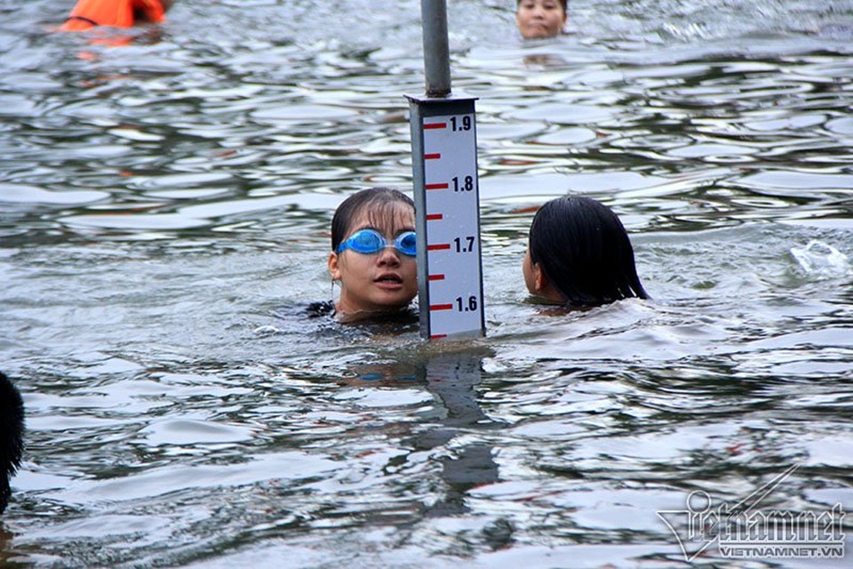 Ao tù hô biến thành bể bơi hút U60 "vùng vẫy" - 18 Ao tù hô biến thành bể bơi hút U60 "vùng vẫy" - 18