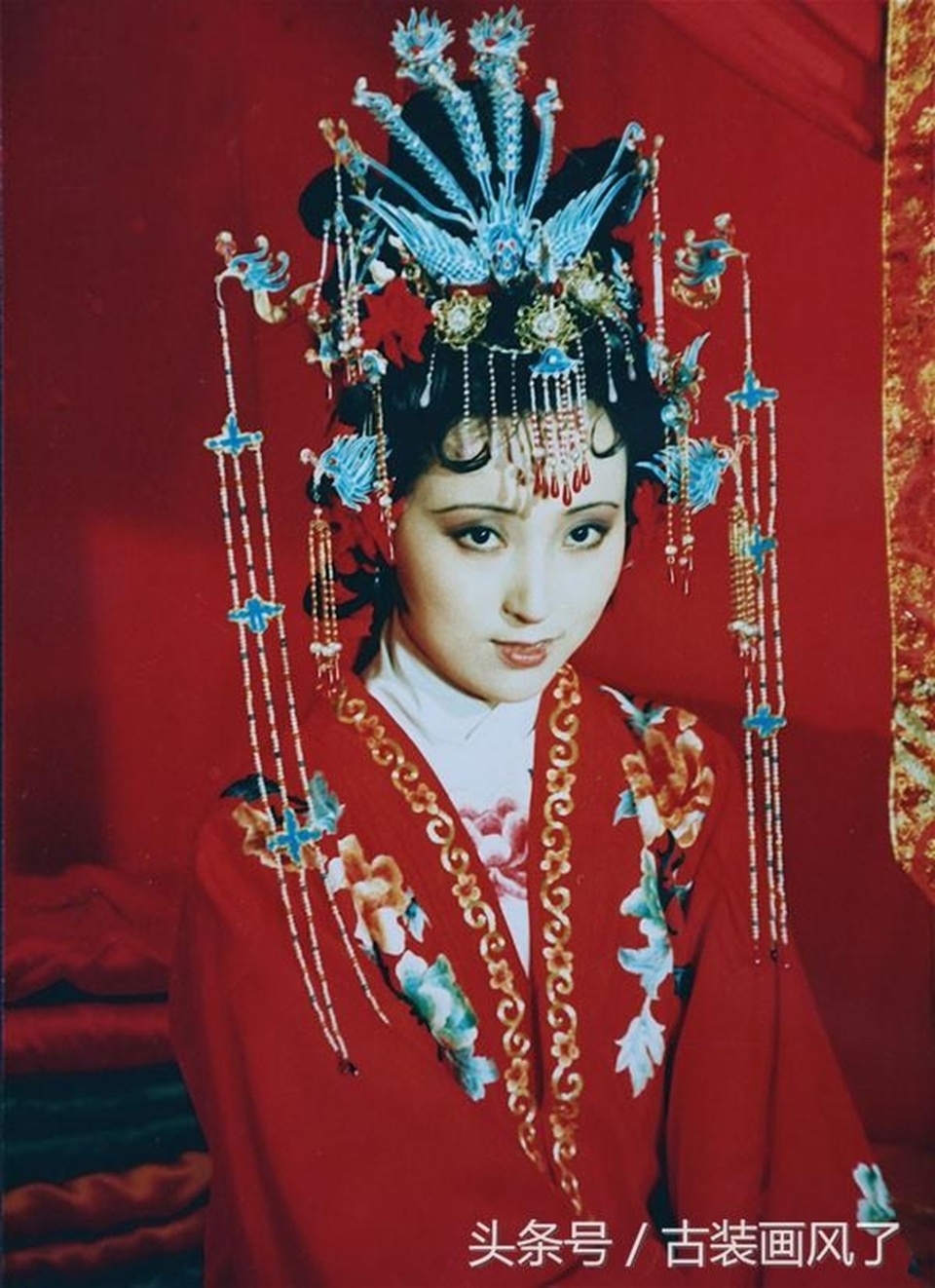 Mỹ nhân Hoa suýt "gãy cổ" vì những búi tóc khổng lồ - 18 Mỹ nhân Hoa suýt "gãy cổ" vì những búi tóc khổng lồ - 18