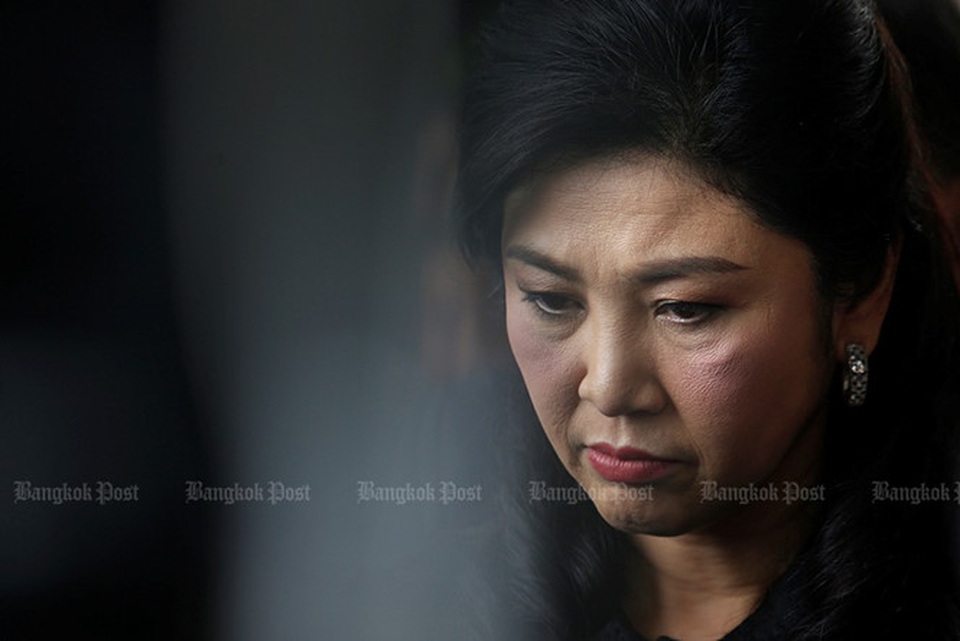 Yingluck Shinawatra: Người liên tục khiến chính trường Thái Lan "dậy sóng" - 18
Cựu Thủ tướng Yingluck tới tòa án ngày 29/6/2017 để tham gia buổi điều trần thứ 14 về cáo buộc lơ là, thiếu trách nhiệm trong việc thực hiện chính sách trợ giá gạo. Theo chính quyền quân sự Thái Lan, chính sách sai lầm này của bà Yingluck đã gây thiệt hại khoảng 8 tỷ USD. Ảnh: Bangkok Post