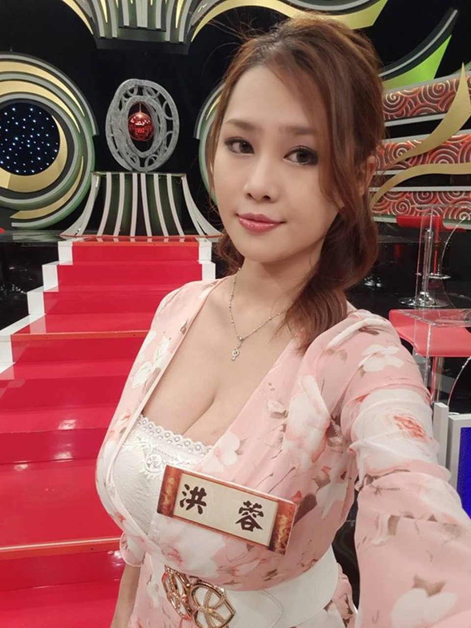 Sở hữu vòng 1 đồ sộ, mỹ nữ gặp nhiều phiền toái, bị "mắng oan" - 6 Sở hữu vòng 1 đồ sộ, mỹ nữ gặp nhiều phiền toái, bị "mắng oan" - 6