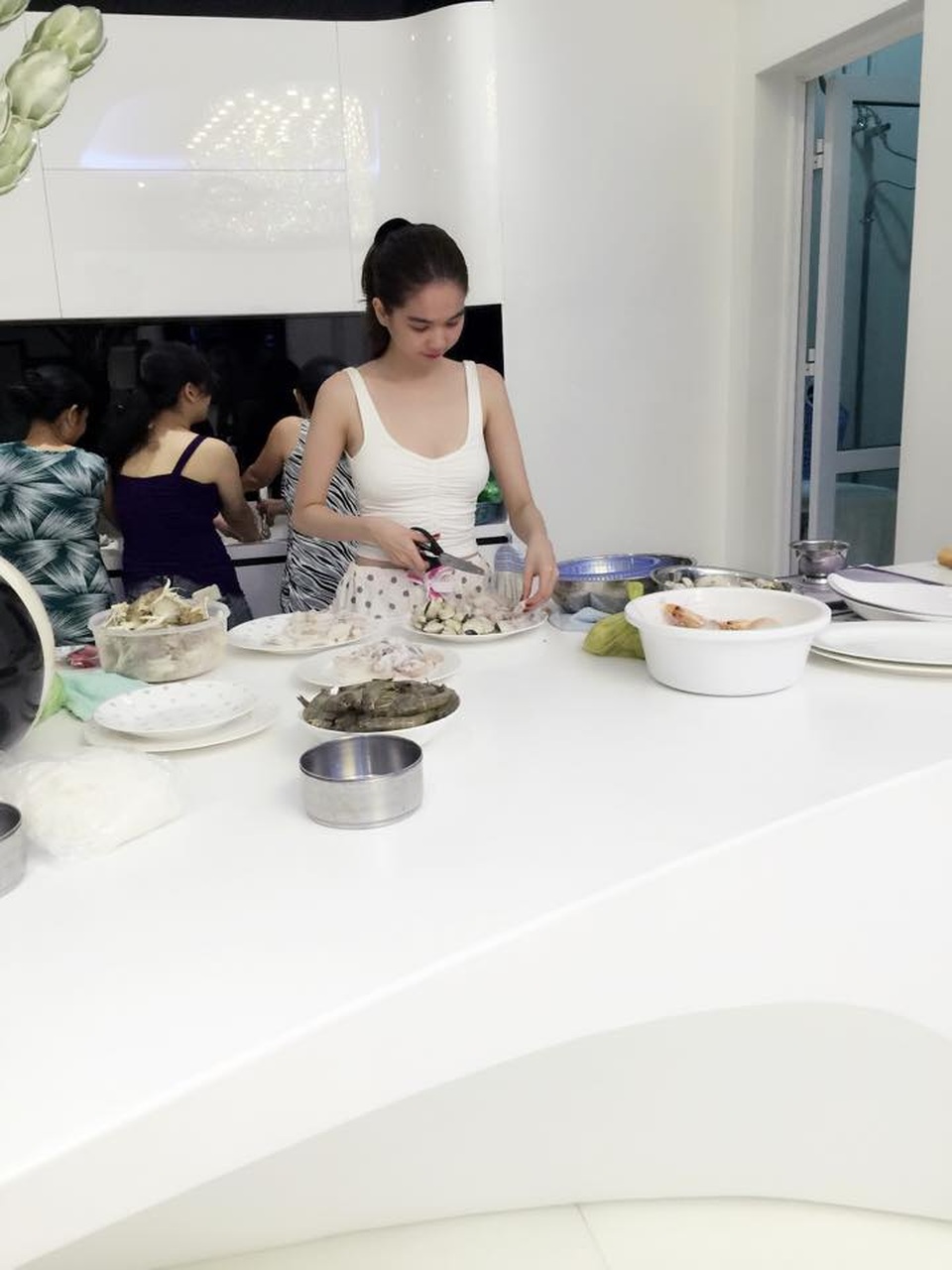 Khám phá căn hộ 20 tỷ đồng "sang chảnh" của Ngọc Trinh - 9
Ngọc Trinh không ít lần vào căn bếp tiện nghi của mình.