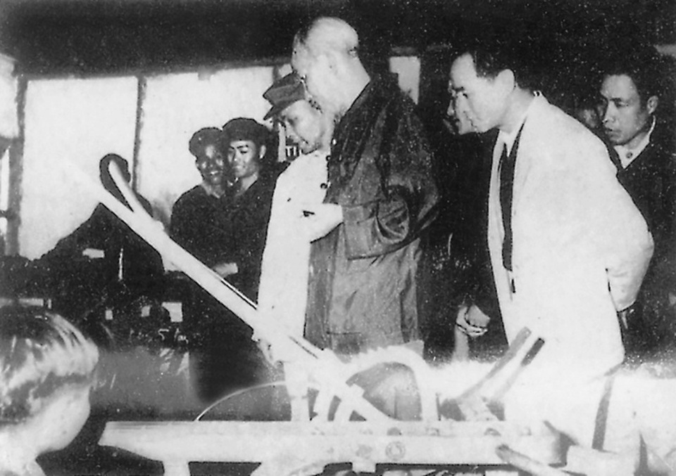 Chiếc máy cày - kỷ vật thiêng liêng Bác Hồ tặng Thanh Hóa - 22
Bác Hồ thăm nhà máy cơ khí Thanh Hóa, Bác thăm các phân xưởng sản xuất, thăm nơi ở của công nhân, thăm trường công nhân kỹ thuật. Bác thưởng huy hiệu cho 4 công nhân xuất sắc. Bác căn dặn: Các cô, các chú cố gắng thi đua phát triển. Hàng các cô, các chú làm ra phải tốt, phải đẹp và rẻ, nếu không tốt thì không bán được, không bán được thì hàng đó cũng không ăn được vì nó là gang, là thép, chiều ngày 11/12/1961