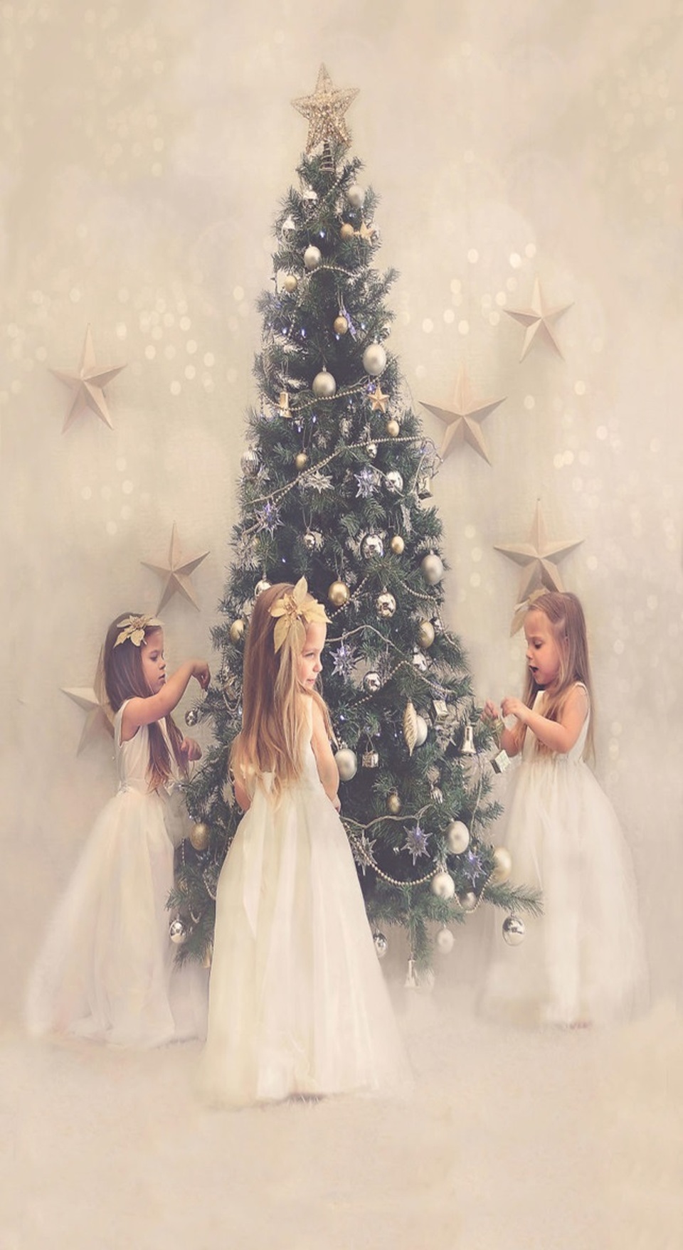 Đáng yêu bộ ảnh đẹp như thiên thần của chị em sinh ba - 18 …và đều thích trang trí cây thông Noel