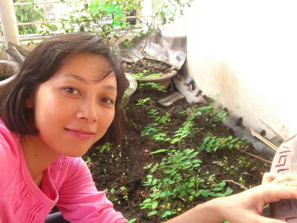 Vợ võ sư Đoàn Bảo Châu đấu cao thủ Vịnh Xuân: Quá khứ khiến khán giả ngỡ ngàng - 19 Ở nhà, Thu Hường trở về với hình ảnh một phụ nữ đảm đang, tháo vát.