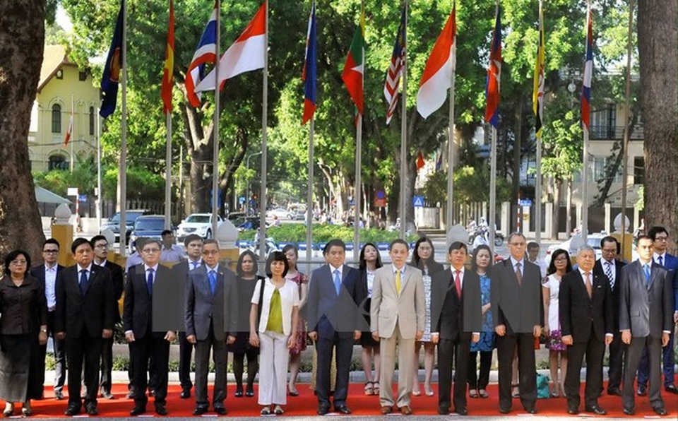 50 năm ngày thành lập ASEAN - những sự kiện đáng nhớ - 19
Các đại biểu dự Lễ thượng cờ ASEAN tại Trụ sở Bộ Ngoại giao Việt Nam (Hà Nội), sáng 8/8/2016, nhân kỷ niệm 49 năm Ngày thành lập ASEAN (8/8/1967-8/8/2016). (Ảnh: Nguyễn Khang/TTXVN)
